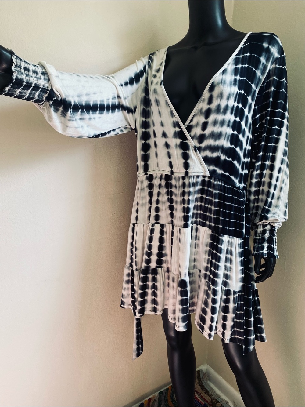 VENUS Black and White Tie-Dye Wrap Long Sleeve Dress NWTs - Picture 4 of 11